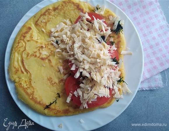 Помидоры нарезать, сыр натереть. На одну половину блина выложить помидоры, зелень и сыр. Накрыть второй половиной.