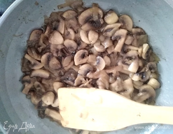 Разогреть масло в сковородке. Нарезать лук и шампиньоны средними кусочками. Обжарить сначала лук (2–3 минуты), потом всыпать шампиньоны и жарить 5 минут до готовности. Посолить, поперчить по вкусу. Дать остыть.