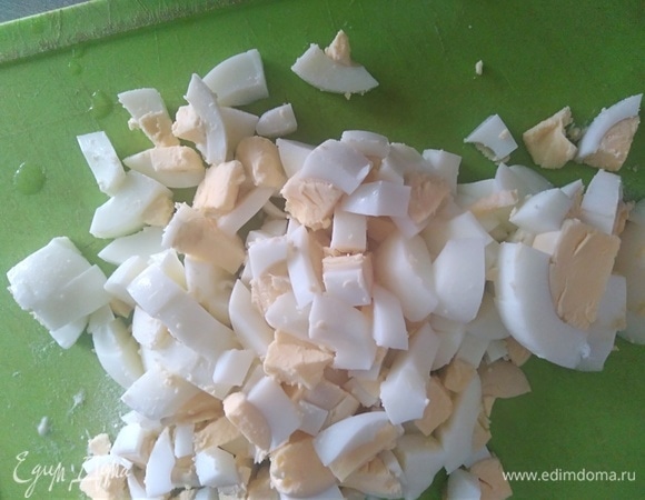 Яйца отварить, почистить и нарезать кубиками. Крабовые палочки тоже нарезать.