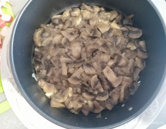 Второй слой — жареные грибы. Это слой без майонеза.