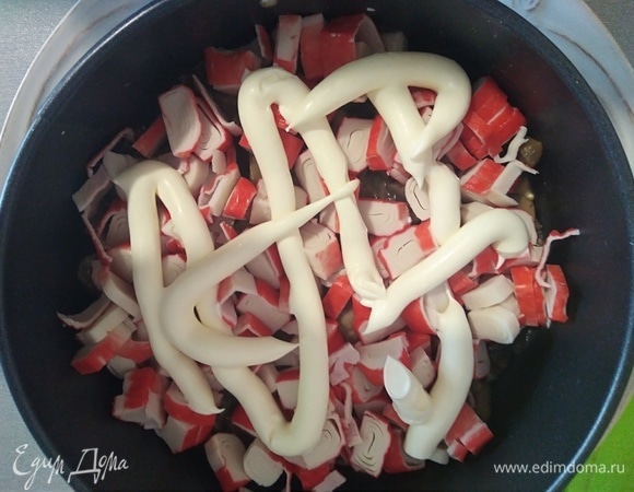 Слой — крабовые палочки и майонез.