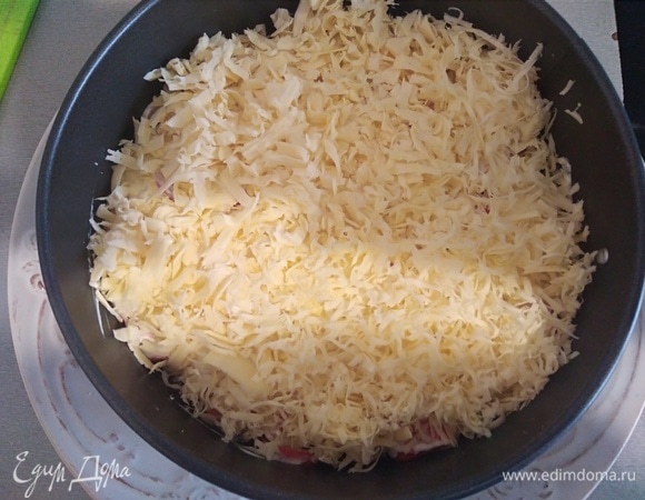 Последний слой — тертый сыр. Сверху смазать майонезом и украсить по желанию.