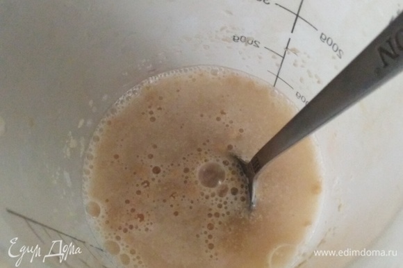 Приготовить тесто. В теплой воде развести мед. Добавить сухие дрожжи.