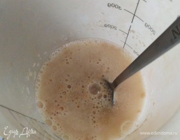 Приготовить тесто. В теплой воде развести мед. Добавить сухие дрожжи.