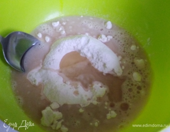 В просеянную муку добавить соль, растворившиеся дрожжи и растительное масло.