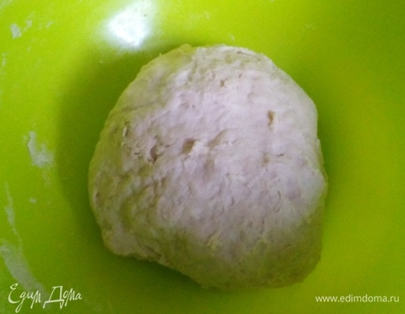 Замесить слегка липнущее к рукам тесто. Накрыть полотенцем. Оставить на 10 минут для отдыха. За это время подготовить начинку.