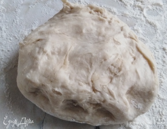 Рабочую поверхность слегка посыпать мукой. Выложить тесто.