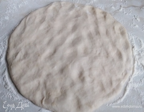 Руками или скалкой разровнять в лепешку по диаметру посуды, в которой будете запекать.