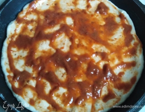 В смазанную маслом форму выложить тесто. Промазать кетчупом.