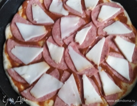 Уложить колбасу, далее — сало.