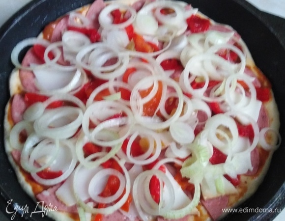 Добавить болгарский перец и репчатый лук.