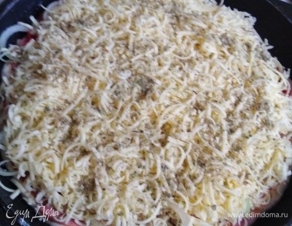 Посыпать натертым сыром и сушеным майораном.