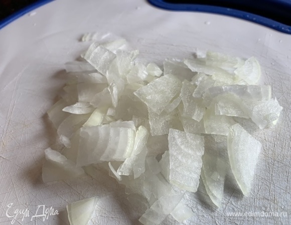 Мелко нарежьте лук. Разогрейте сковороду, налейте масло, жарьте лук и печень, помешивая, в течение 8–10 минут.