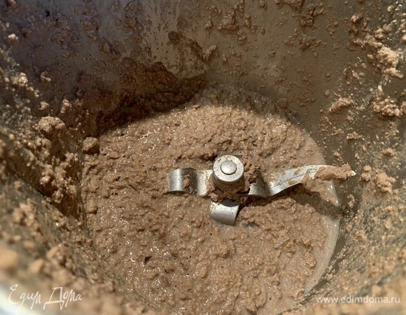 Измельчите печень в блендере.