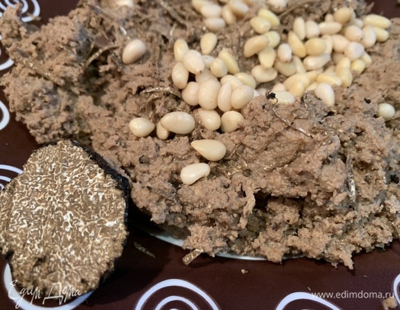 Добавьте кедровые орешки, измельченные сухари и половину трюфеля, натертого на мелкой терке. Перемешайте.