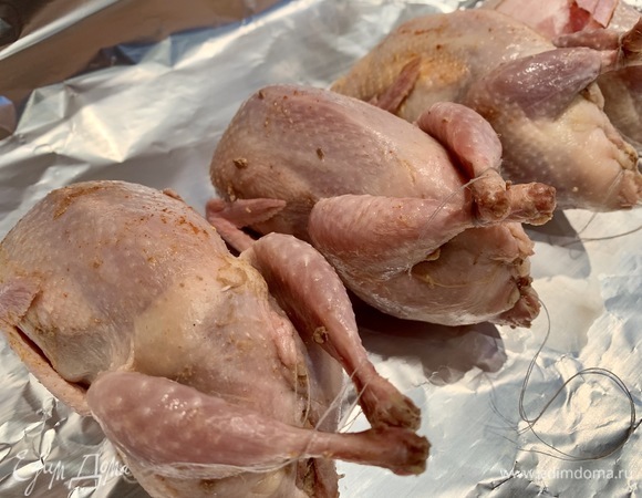 Зашейте у перепелок брюшко и завяжите ножки.