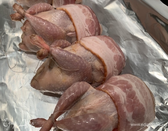 Каждую перепелку заверните в бекон и выложите на противень.