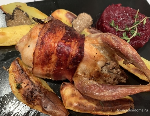 Дайте перепелкам отдохнуть, удалите нитки. Перед подачей посыпьте тонко нарезанным трюфелем.