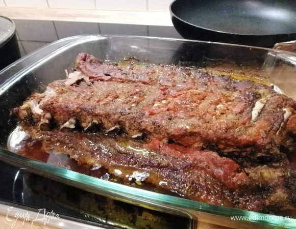 На этом этапе ребра уже готовы. Их можно охладить и поставить в холодильник до востребования. Это удобно, если вы готовитесь к важному событию и распределяете работы поэтапно. Ну а если вы хотите съесть ребрышки в этот же день, то продолжим.