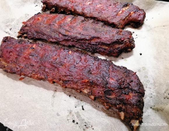 Духовку разогреть до 225°C. Ребра переложить на решетку или противень, покрытый пергаментной бумагой, смазать соусом барбекю и поставить под гриль минут на 10–15 (летом можно готовить на гриле, только аккуратно, потому что мясо отделяется от костей очень легко. Достаточно «загрилить» ребра сверху и дать им прогреться. Блюдо готово.