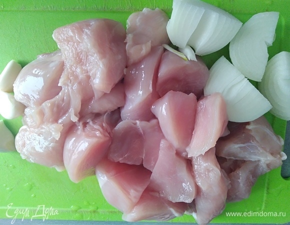 Для начинки перекрутить на мясорубке куриное филе, лук, чеснок и замоченный в воде хлеб.