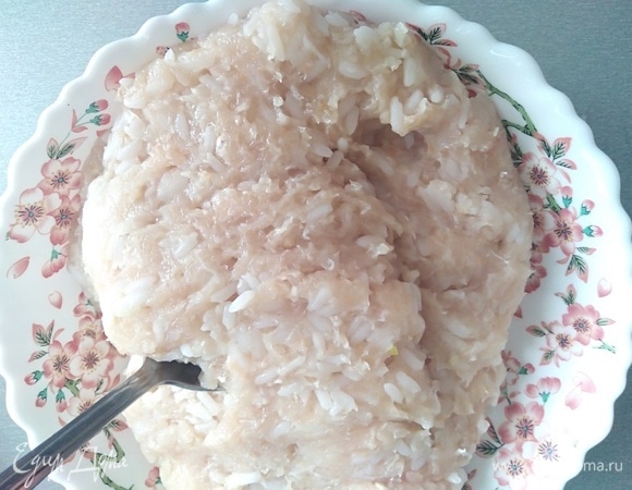 Добавить вареный рис. Посолить и поперчить по вкусу.