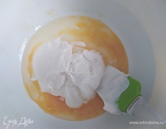 Тесто готовится очень быстро и просто. Яйцо смешать с солью, сметаной и маслом.