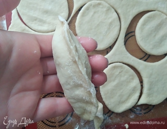 Поместить немного начинки, защипнуть края.