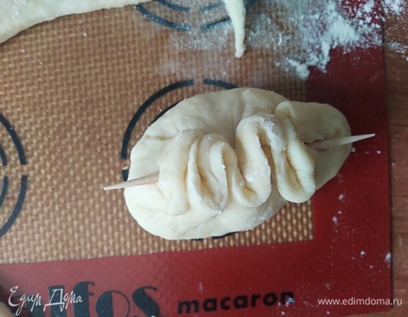 Взять зубочистку, собрать края волнами.