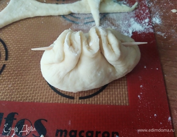 Противень смазать маслом. Духовку разогреть до 180°C.