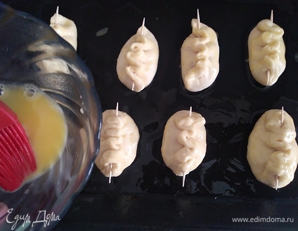 Смазать пирожки смесью желтка и молока, выпекать 15 минут до золотистого цвета. Если делать волунчики маленькими, то пекутся они очень быстро.