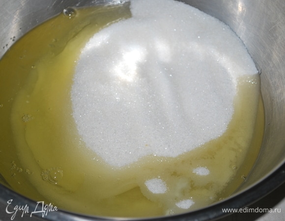 Отделите белки от желтков максимально аккуратно. Добавьте сахар. Я делала из большого количества белка, пропорции должны быть 1:2.
