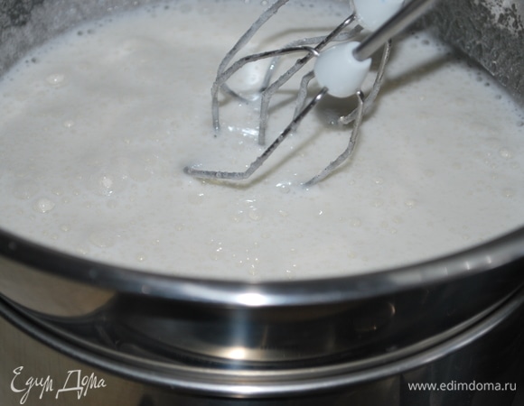 Взбейте белок и сахар миксером и поставьте белковую массу на водяную баню.