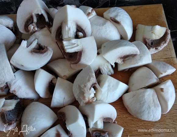 Помыть шампиньоны, обсушить бумажным полотенцем и нарезать довольно крупно. У меня были крупные грибы, и я их резала на четыре части. Положить в кастрюлю, залить водой и довести до кипения, варить минут 5–10.
