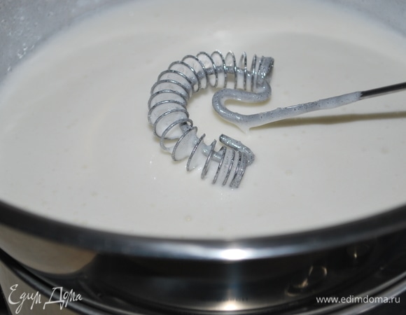 Помешивайте белковую массу венчиком, прогрейте ее до 50°C и мешайте, пока сахар полностью не растворится.