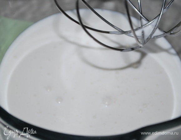 Как сахар полностью растворится, переложите все в чашу миксера и взбивайте еще примерно 6–7 минут. Добавьте ванильный порошок по вкусу.