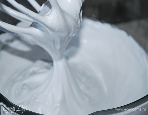 Белковая масса увеличится в объеме и станет устойчивой. В самом конце добавьте лимонный сок. Перемешайте все вместе.