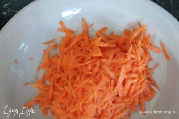 Морковь мелко нарезать или натереть на крупной терке.