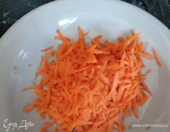Морковь мелко нарезать или натереть на крупной терке.