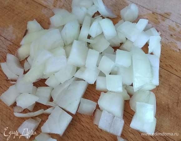 Лук нашинковать.