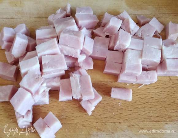 Нарезать ветчину кубиком или полосками.