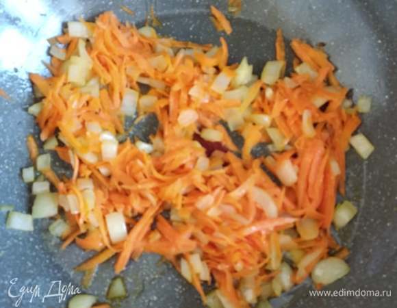 В сковороде обжарить лук и морковь 5 минут.