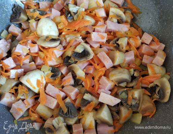 Грибы откинуть на дуршлаг. Отвар слить в чистую кастрюлю. Грибы и ветчину добавить в сковороду с луком и морковью. Обжаривать 5 минут. Если будете использовать бульонные кубики, развести два в грибном отваре. В кипящий бульон загрузить содержимое сковороды, добавить вермишель и готовить до готовности вермишели.