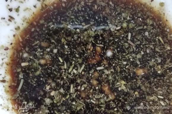 Приготовить маринад из соевого соуса, оливкового масла, сухих трав, чеснока и перца.
