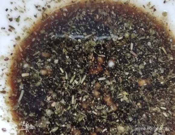 Приготовить маринад из соевого соуса, оливкового масла, сухих трав, чеснока и перца.