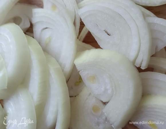 Лук нарезать полукольцами.