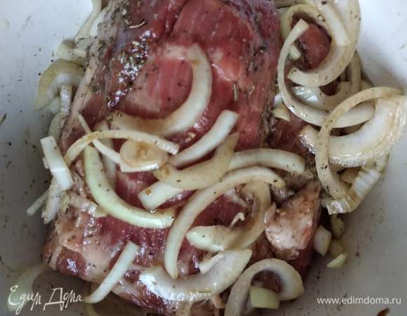 Мясо вымыть, обсушить, положить в стеклянную или эмалированную посуду, добавить лук, залить маринадом. Постараться втереть маринад в мясо, не деформируя лук. Накрыть крышкой или пленкой и оставить мариноваться минимум на 2 часа.