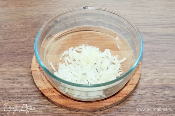 Очищенные лук и чеснок мелко нарезаем, выкладываем в большую миску и перемешиваем с растительным маслом.