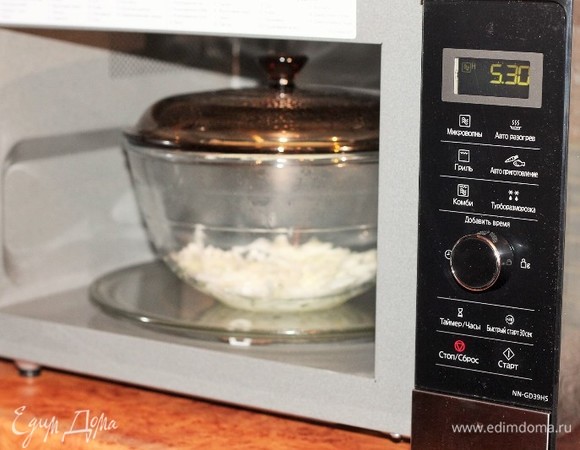 Обжариваем овощи в СВЧ-печи под крышкой в режиме «Микроволны», мощность — 1000 Вт. У меня обжарилось за 4 минуты до золотистого цвета.