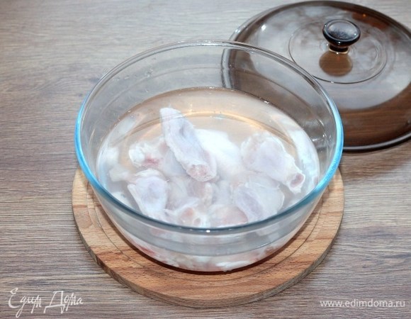 После сигнала добавляем к овощам курицу и 1 литр воды, закрываем крышкой и отправляем в СВЧ-печь. Варим в режиме «Микроволны» при мощности 1000 Вт 7 минут.